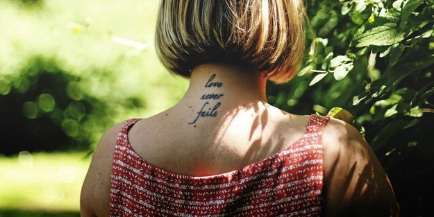 Alles, was du über Nacken-Tattoos wissen musst