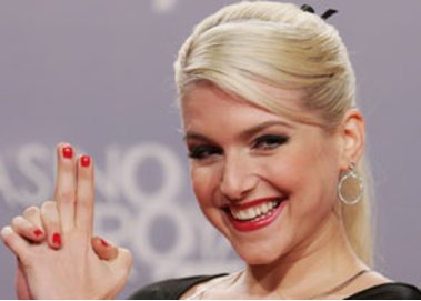 Jeanette Biedermann tanz als Callgirl an der Stange. Jeanette Biedermann tanz als Callgirl an der Stange.