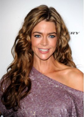 Denise Richards wird im Fall von Charlie Sheen vernommen. Denise Richards wird im Fall von Charlie Sheen vernommen.