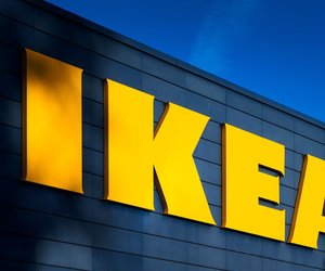 Das Küchenregal aus diesem Ikea-Hack bringt mehr Stauraum