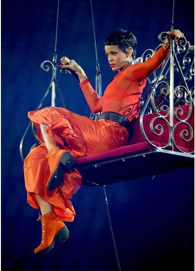 Rihanna auf der Bühne. Rihanna auf der Bühne.
