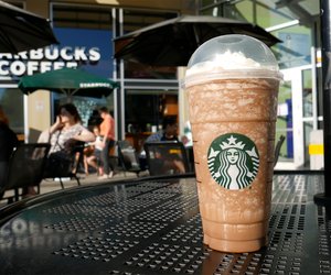 Starbucks-Frappuccino-Badebombe: Die wollen wir