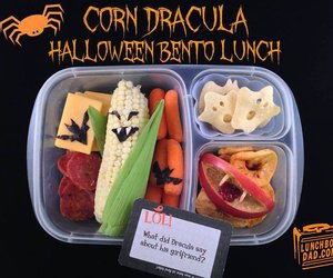 Vater macht lustige Lunchpakete zu Halloween
