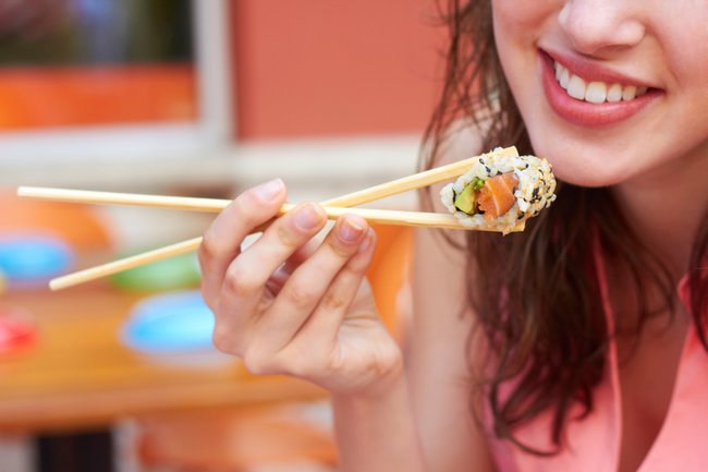 Sushi richtig Essen Stäbchen