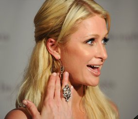 Paris Hilton trägt Lia Sophia Schmuck. Paris Hilton trägt Lia Sophia Schmuck.