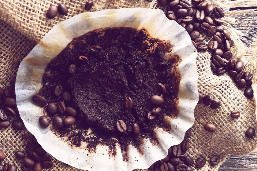 Frühjahrsputz: Das sind die häufigsten Fehler Kaffeesatz als Abflussreiniger