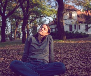 Du bist im Herbst ständig müde? Diese Tipps helfen dir, die Antriebslosigkeit zu überwinden!