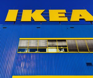 Perfekt für den Sommer: Diesen Outdoor-Hocker von IKEA findest du auch bei Amazon