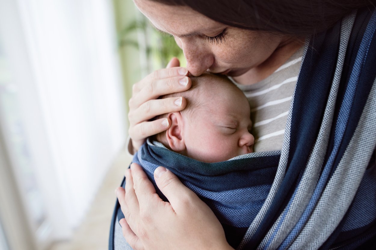Baby schwitzt am Kopf Tragetuch Baby schwitzt am Kopf Tragetuch