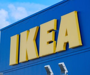 Kissenbezug in leuchtendem Pink: Hol dir dieses 3 Euro Deko Schnäppchen von Ikea