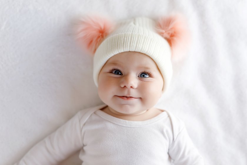 Baby mit süßer Wollmütze