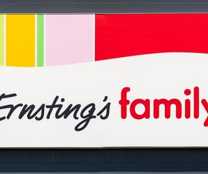 Setze mit dieser Wildleder-Tasche im Hobo-Style von Ernsting's family das i-Tüpfelchen auf deine verspielten Outfits