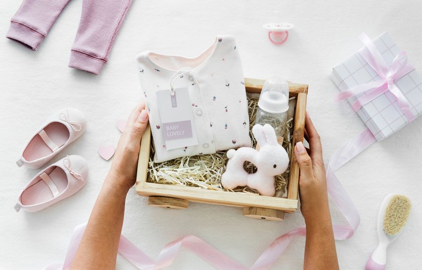 Babyparty Geschenke Kleidung und Spielzeug