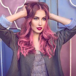 Blond, braun oder bunt: Wie oft darf man Haare färben?