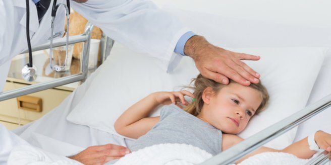 Lungenentzündung bei Kindern: Arzt behandelt krankes Kind