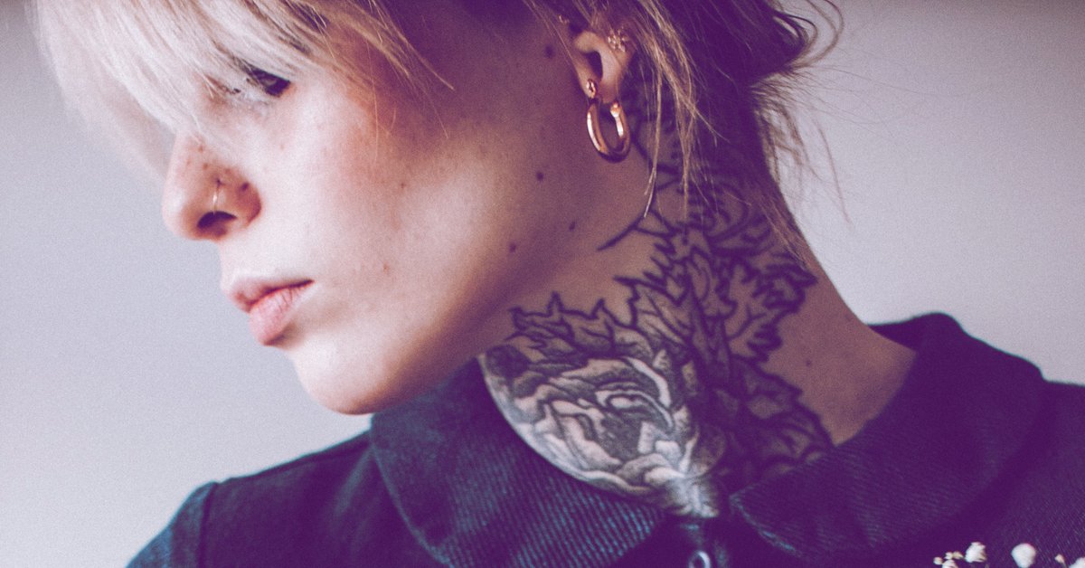 Tattoo-am-Hals-Das-solltest-du-vor-dem-Stechen-wissen