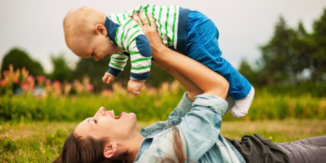 FlIegen mit Baby: Mutter mit Kind FlIegen mit Baby: Mutter mit Kind