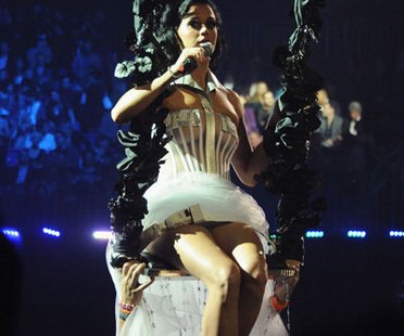 Weißes Kleid: Katy Perry bei den EMA