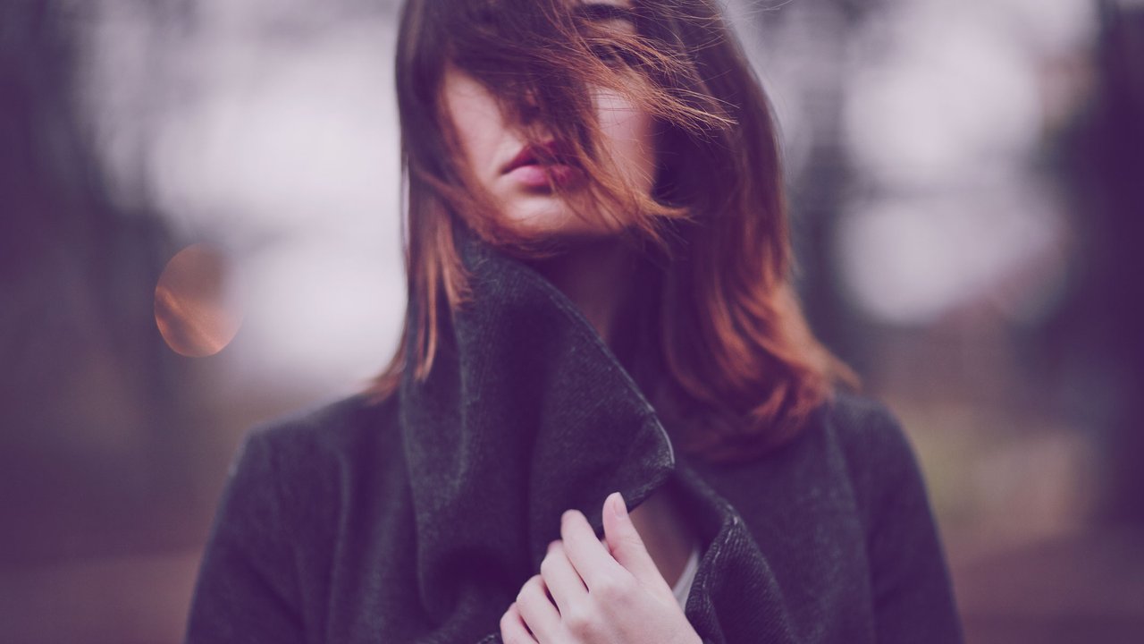 Frau, die draußen im Wind steht