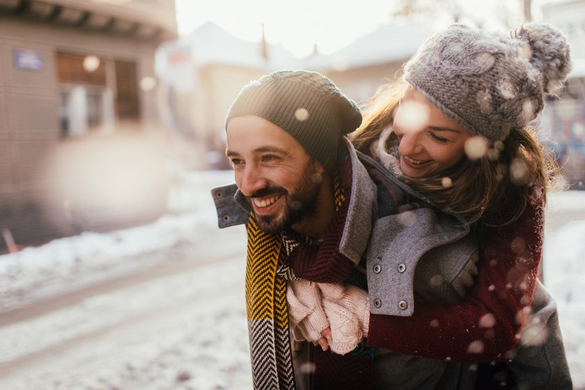 Romantisches Paar im Schnee