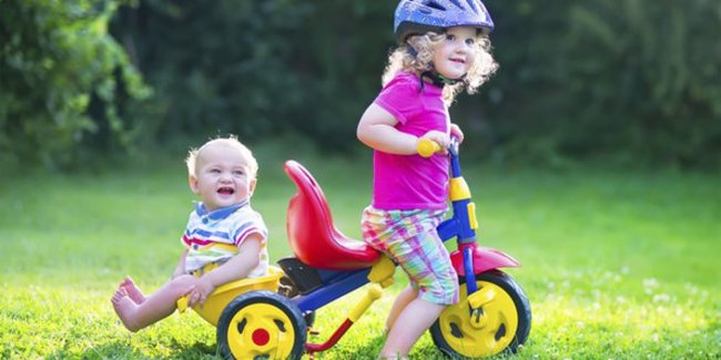 Geschwisterliebe: Mädchen fährt mit Bruder Fahrrad