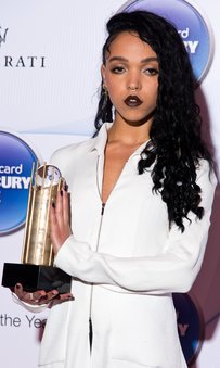FKA twigs bei einer Preisverleihung FKA twigs bei einer Preisverleihung