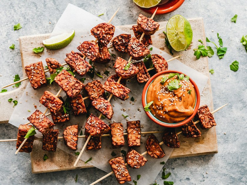 Tempeh kann unter anderem ähnlich wie Fleisch am Spieß zubereitet werden.