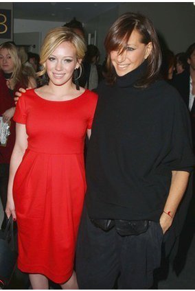 Hillary Duff mit ihrer Freundin Donna Karan auf der DKNY Show Hillary Duff mit ihrer Freundin Donna Karan auf der DKNY Show