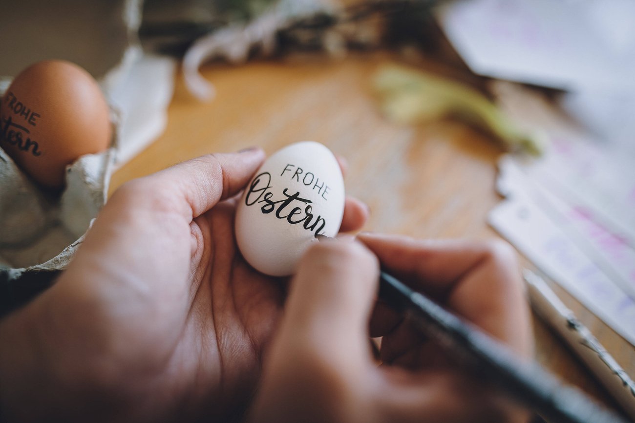 Ostereier bemalen mit Handlettering Ostereier bemalen mit Handlettering