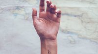 Wellen-Tattoo: Bedeutung und wunderschöne Motive zur Inspiration