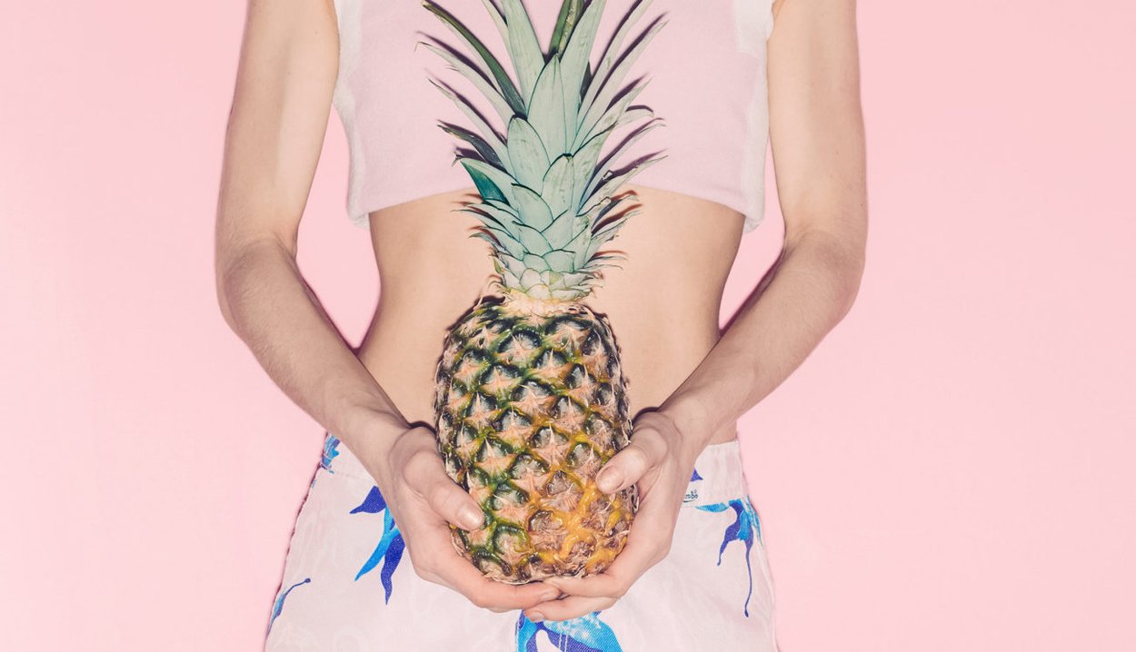 Mädchen mit Ananas Mädchen mit Ananas