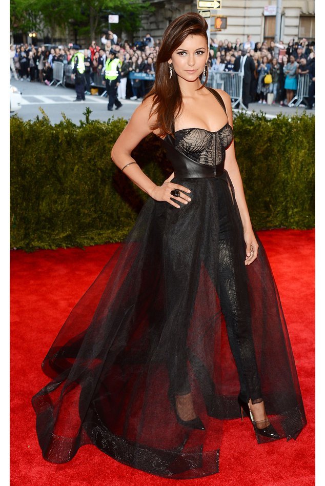 Nina Dobrev in einem schwarzen Kleid Nina Dobrev in einem schwarzen Kleid