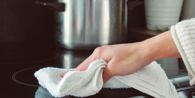 Mit diesen Tipps verschwinden sogar die hartnäckigsten Flecken vom Keramikkochfeld