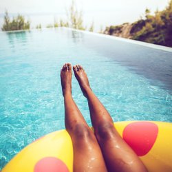 Geschwollene Beine bei Hitze? 5 Tricks, die wirklich helfen