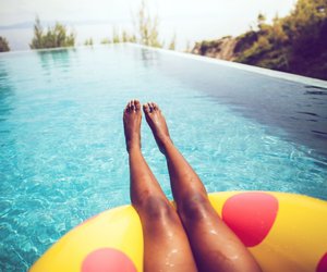 Geschwollene Beine bei Hitze? 5 Tricks, die wirklich helfen