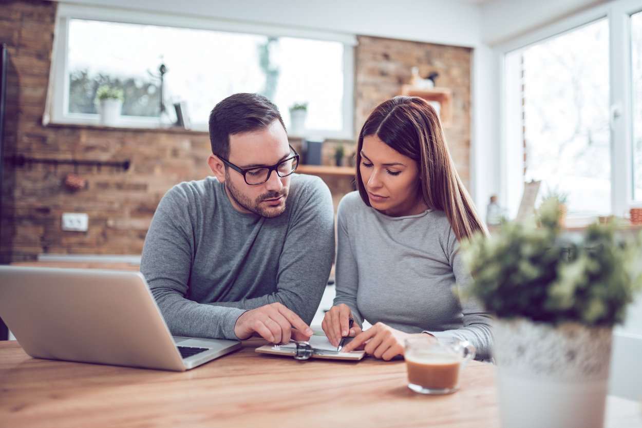 Paar macht gemeinsam Finanzen Paar macht gemeinsam Finanzen