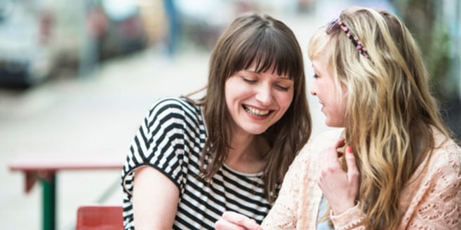 Speed Dating: Zwei Frauen im Straßencafé Speed Dating: Zwei Frauen im Straßencafé