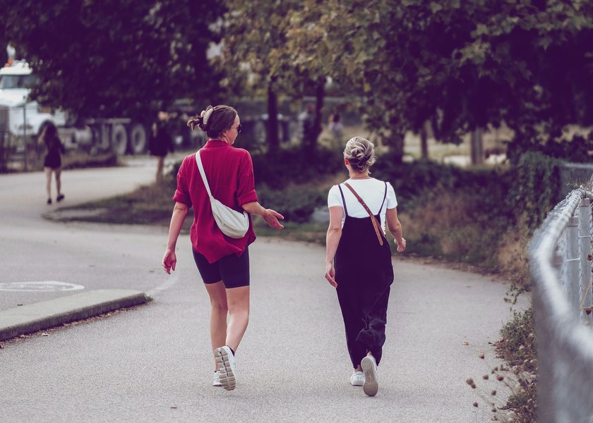 zwei Frauen gehen spazieren