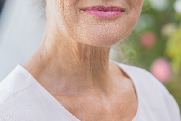 Falten Am Hals Die Besten Anti Aging Tipps Desired De