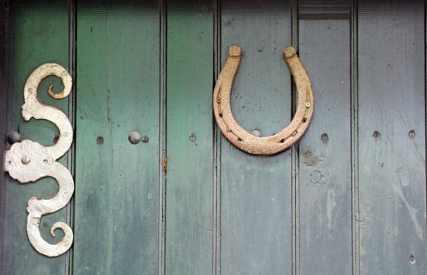 Bad Frankenhausen 31.12.2020 , Bad Frankenhausen im Bild: Beschlag und Hufeisen an einer Holztür *** Bad Frankenhausen 31 12 2020 , Bad Frankenhausen in the picture fitting and horseshoe at a wooden door 