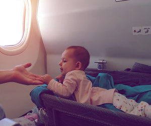 Fliegen mit Baby: Ab wann geht das und was sollte ich beachten?