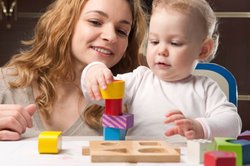 Baby, 12 Monate, spielt Baby, 12 Monate, spielt