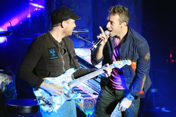 Vermutlich ist Coldplay-Sänger Chris Martin erkältet. Vermutlich ist Coldplay-Sänger Chris Martin erkältet.