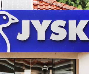 Romantisches Design: Dieser Jysk-Kerzenhalter aus Steinzeug zaubert Wohlfühlstimmung