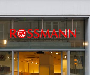 Die schicke Solar-Lichterkette von Rossmann schenkt deinem Balkon eine magische Stimmung