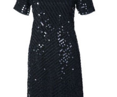 Das Cocktailkleid ist über und über mit Pailetten bestickt.