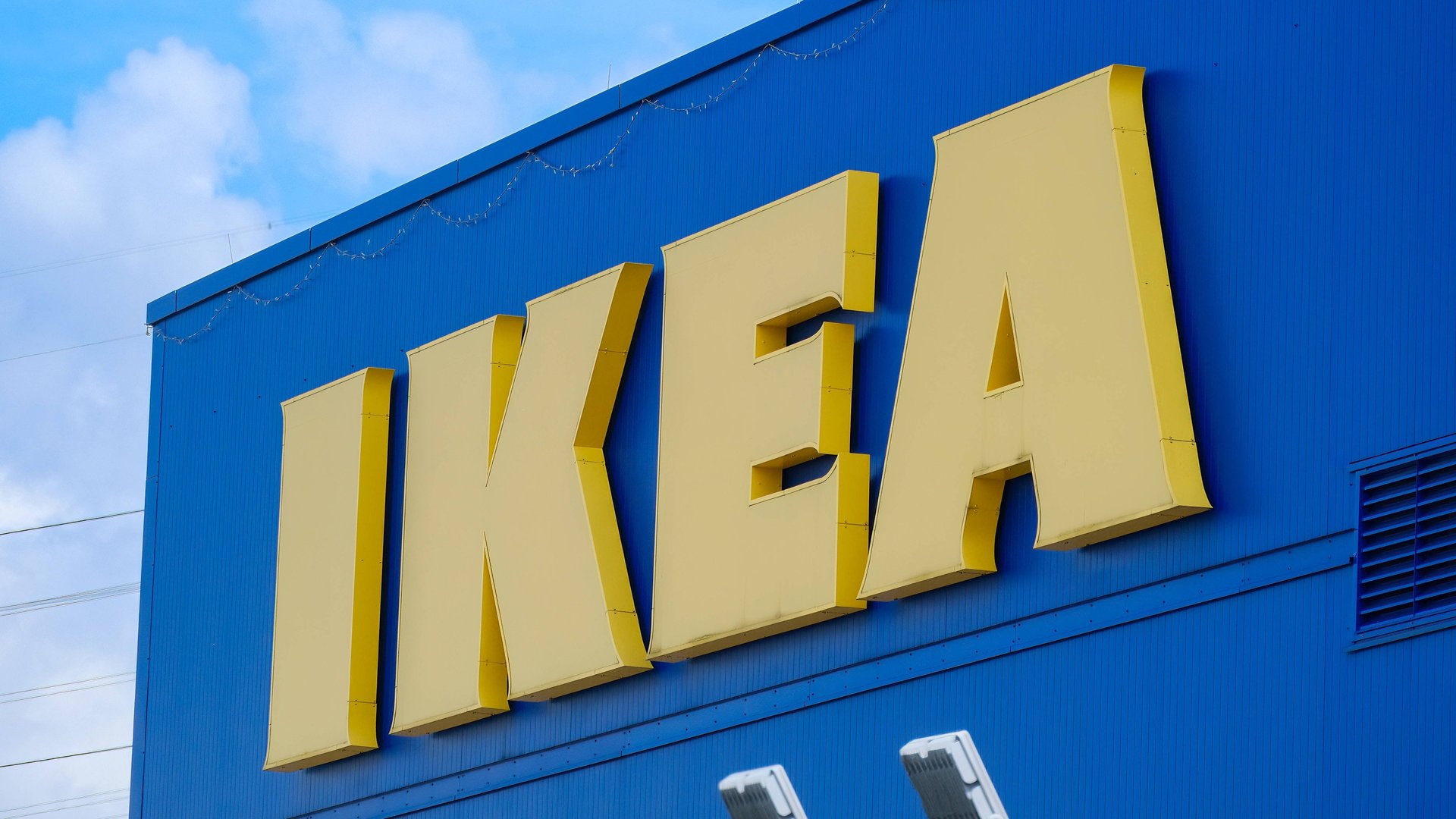 Dieser-neue-Ikea-Spiegel-sieht-aus-wie-ein-Designerteil-kostet-aber-nur-20-Euro-