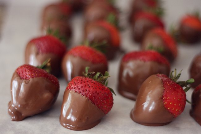 Erdbeeren mit Schokolade müssen an Valentinstag einfach sein!