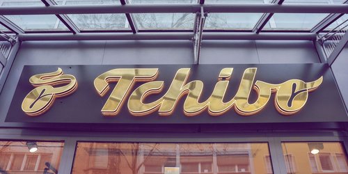 Stylishe Frühlingslaune: Die farbenfrohe Umhängetasche im Tchibo-Sortiment