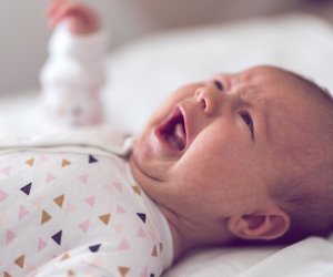 Dein Baby schreit im Schlaf? Das kannst du tun!